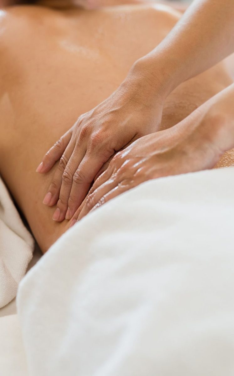 Mains d’Eléonore pendant un massage du dos