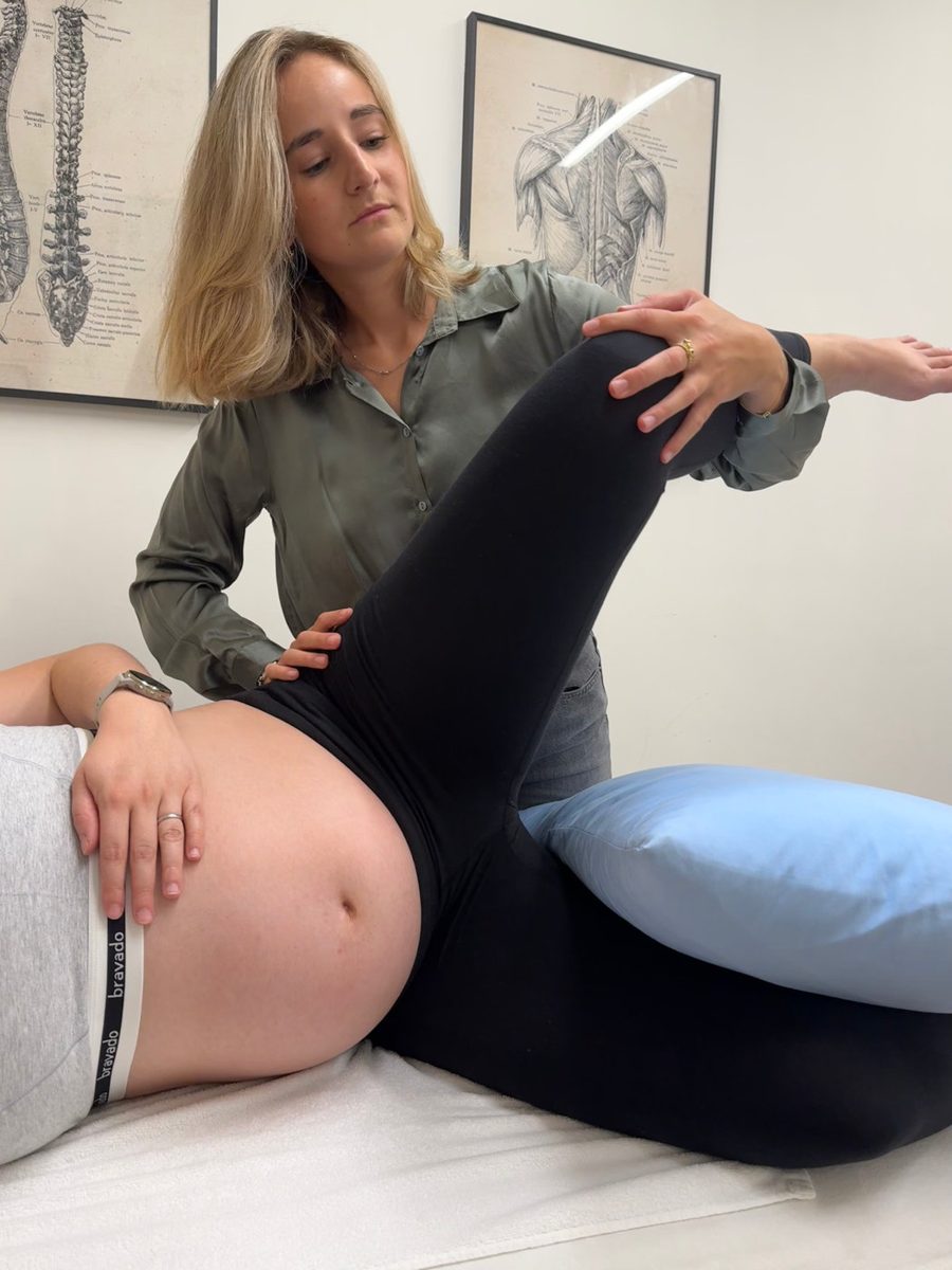 Eléonore mobilise la jambe d’une patiente enceinte allongée sur le côté